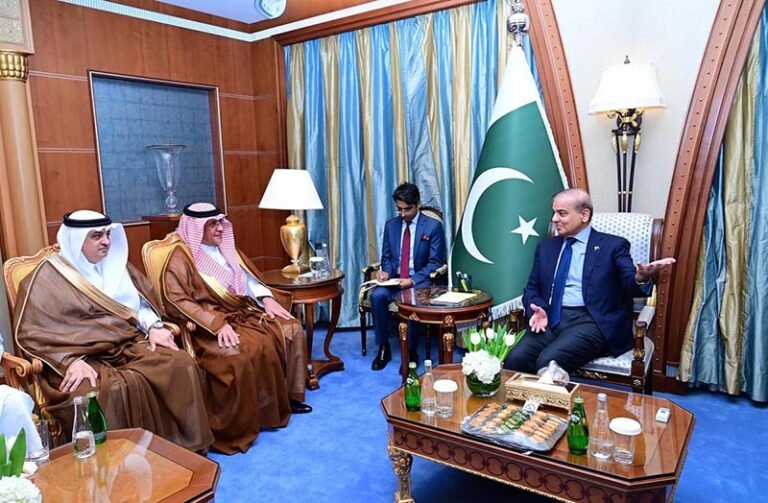رئيس الوزراء الباكستاني يبحث مع مستشار الديوان الملكي السعودي العلاقات الاقتصادية