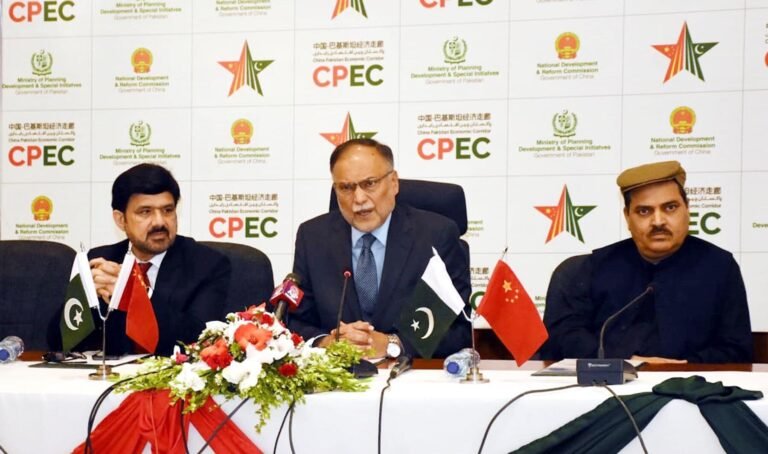 إقبال يعتبر الممر الاقتصادي علامة فارقة في الصداقة الصينية الباكستانية