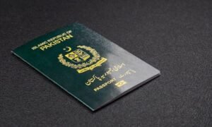الحكومة الباكستانية تطلب من مواطنيها تجنب السفر إلى إيران