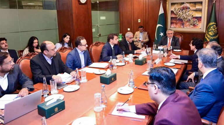 نائب رئيس الوزراء الباكستاني يتعهد بتوسيع العلاقات الثنائية مع إيران